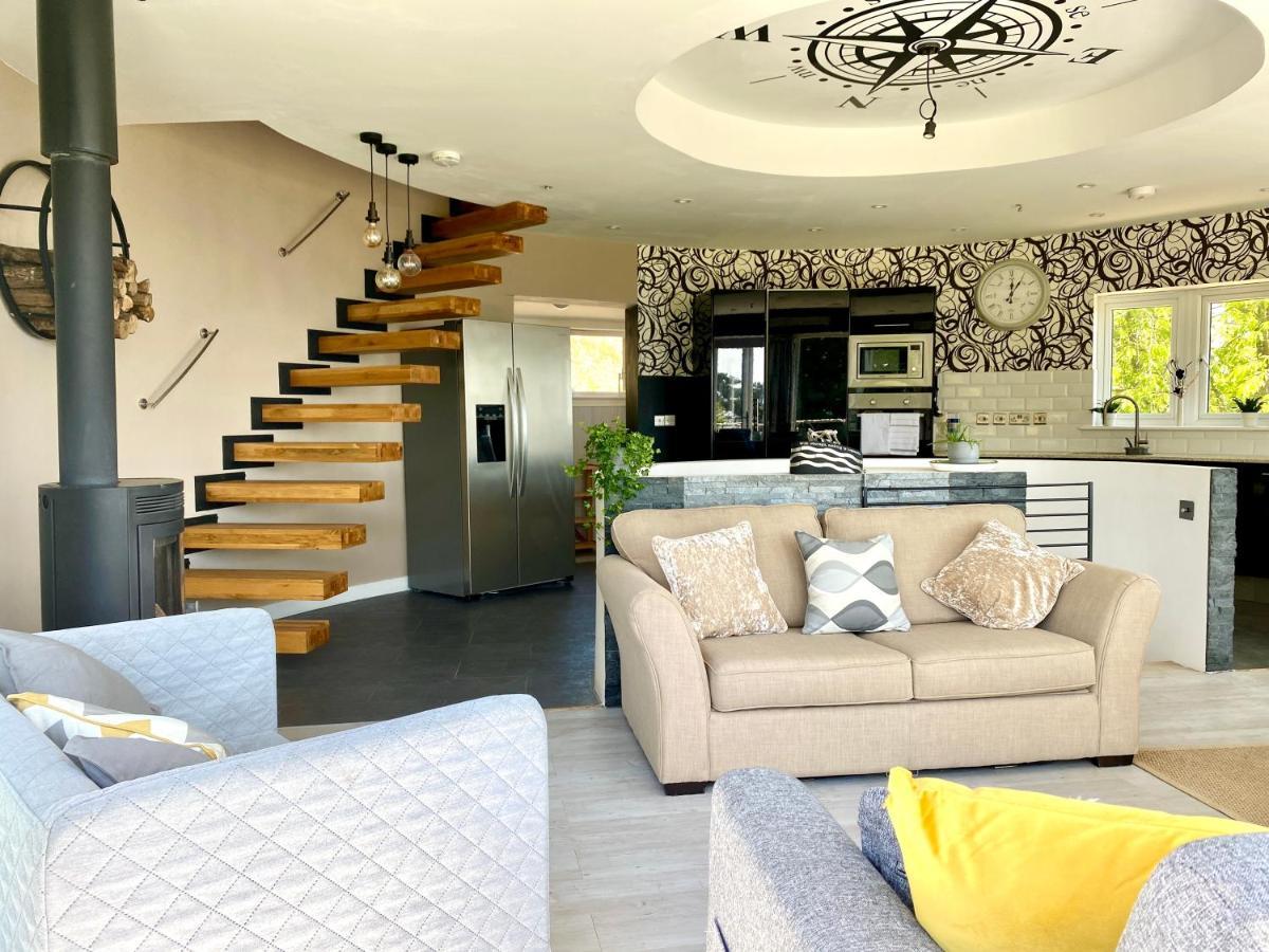One Of The Best Properties In Lyme! Breathtaking Views Across The Whole Bay. 3 Stories With 2 Tier Veranda Around The Property. Sleeps 6 Lyme Regis Esterno foto